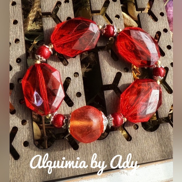 Chunky acrylic red beaded bracelet with coral - Picture 1 of 1